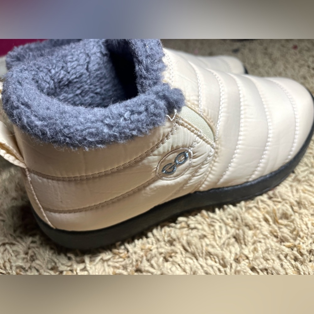 HARENCE Snow Boots for Women Winter Boots.                Size 8/Color White